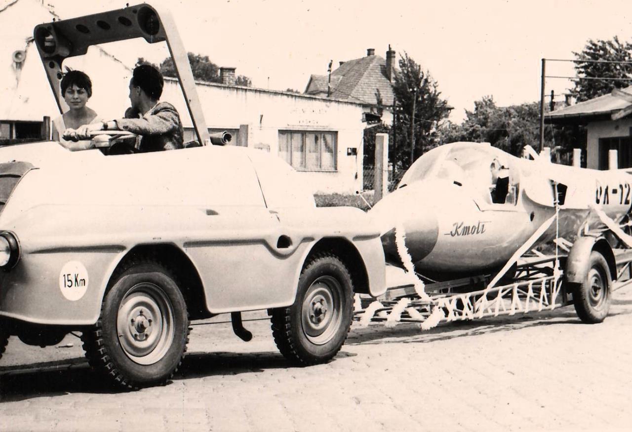  Fotografie ze dvou letištních svateb. 